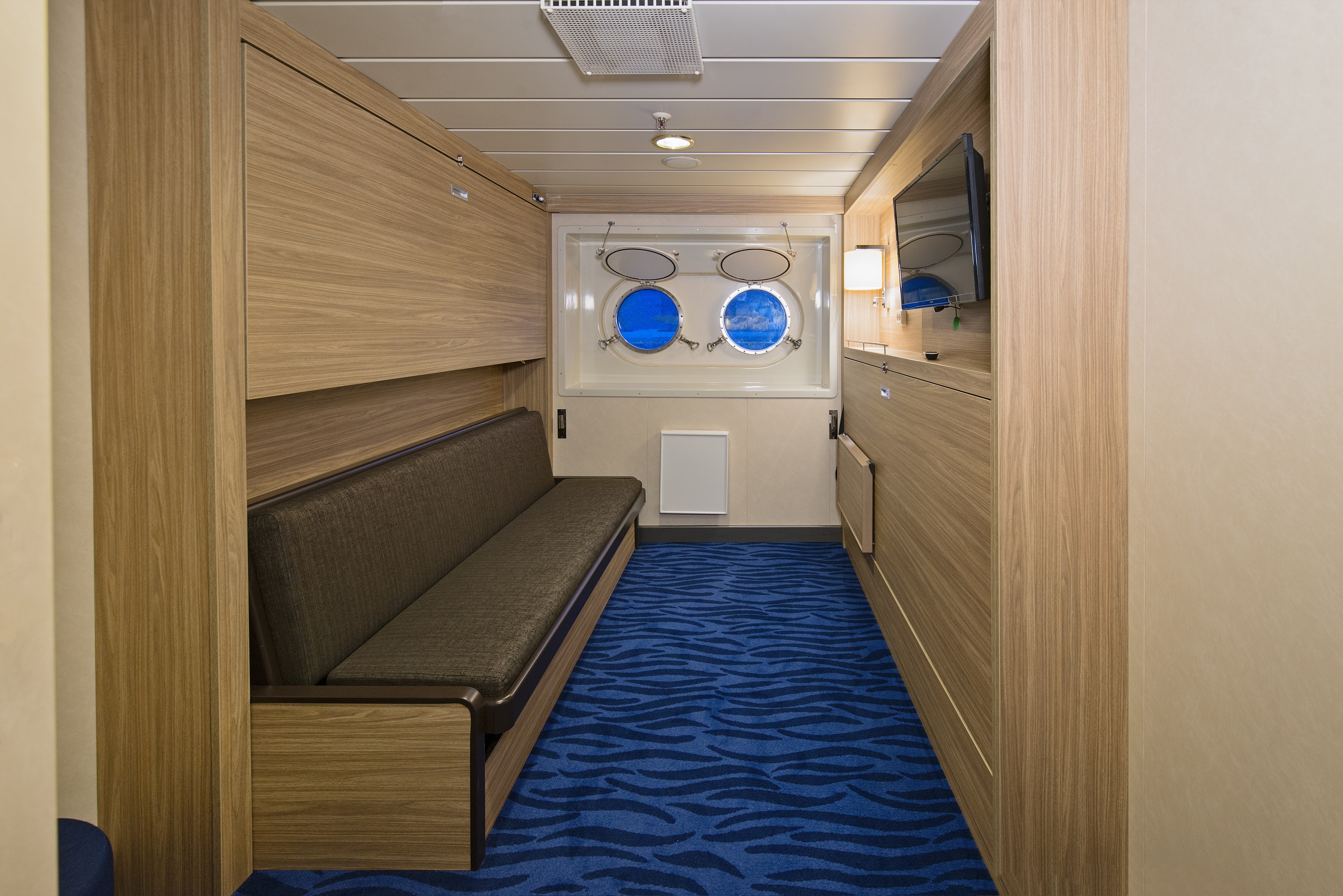 Polar Outside | Triple on lower deck with window